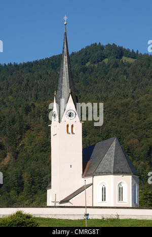 Katholische Pfarrkirche Sankt Leonhard von Kreuth am Tegernsee. Stockfoto