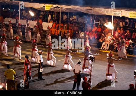 Beginn der jährlichen Esala Perahera Festival und Prozession, Kandy, Sri Lanka, von der Königin Hotelbalkon aus gesehen Stockfoto