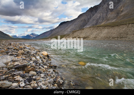 Der Kugrak River, einem Nebenfluss der Noatak River fließt hinunter die Senke in Gates of the Arctic National Park, AK, USA. Stockfoto