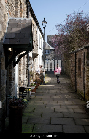 Die Gebäude, Architektur, Straßen und Geschäfte im Kirkby Lonsdale, historische Marktstadt, antike Siedlung zwischen Lake District und Yorkshire Dales, Großbritannien Stockfoto