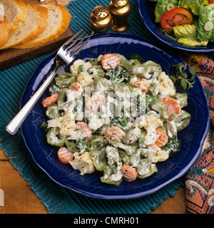 1990ER JAHRE SPINAT TORTELLINI MIT GEMÜSE IN SAHNE-SAUCE Stockfoto