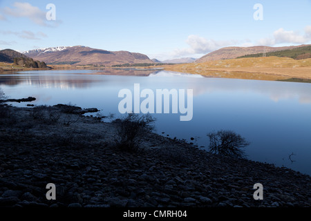 Berge spiegeln sich in einem Loch auf dem oberen Spey Tal in der Nähe von Garva in den schottischen highlands Stockfoto