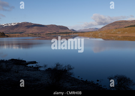 Berge spiegeln sich in einem Loch auf dem oberen Spey Tal in der Nähe von Garva in den schottischen highlands Stockfoto