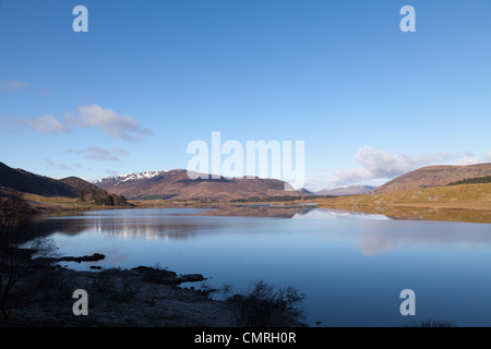 Berge spiegeln sich in einem Loch auf dem oberen Spey Tal in der Nähe von Garva in den schottischen highlands Stockfoto