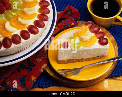 1990ER JAHRE STÜCK KÄSEKUCHEN MIT OBST-TOPPING Stockfoto