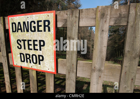 Gefahr, steilen drop Zeichen auf einem Zaun Stockfoto