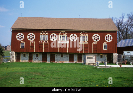 1990ER JAHRE ROTE SCHEUNE MIT HEX-ZEICHEN ZWISCHEN TÜREN UND FENSTER Stockfoto