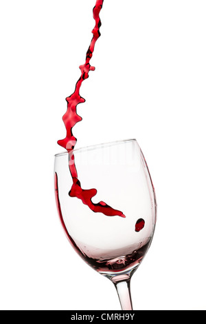 Strom von roten Wein in Glas gießen auf weißem Hintergrund Stockfoto