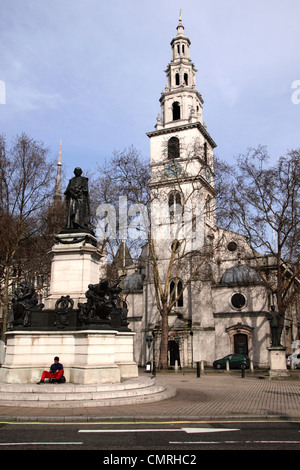 St Clement Danes Kirche und Gladstone Statue der Strang-London Stockfoto