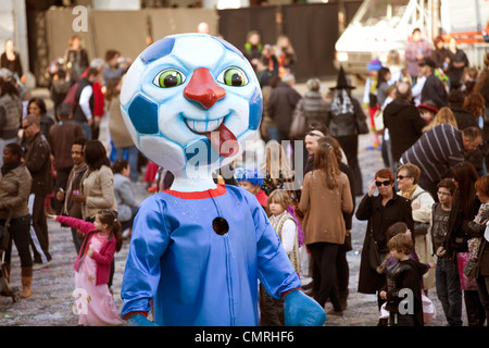 Carnaval de Nice 2012. Cartoon-Bildnis des Fußballs während Karnevalsumzug. 124545 Nice Karneval Stockfoto