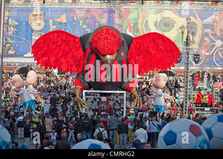 Carnaval de Nice 2012. Cartoon-Bildnis des roten Vaultur während Karnevalsumzug. 124555 Nice Karneval Stockfoto