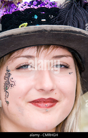 Porträt einer traditionellen Morris Tänzerin mit Gesicht ausmachen, bei Bakewell Day des Tanzes Stockfoto