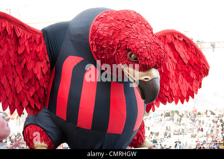 Carnaval de Nice 2012. Cartoon-Bildnis des roten Vaultur während Karnevalsumzug. 124569 Nice Karneval Stockfoto