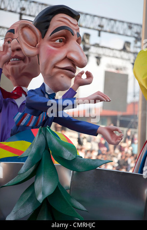 Carnaval de Nice 2012. Cartoon-Bildnis von Sarkosy während Karnevalsumzug. 124594 Nice Karneval Stockfoto