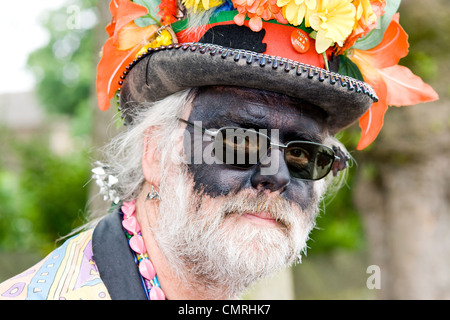 Porträt eines traditionellen schwarzen konfrontiert Morris Tänzer bei Bakewell Day des Tanzes Stockfoto