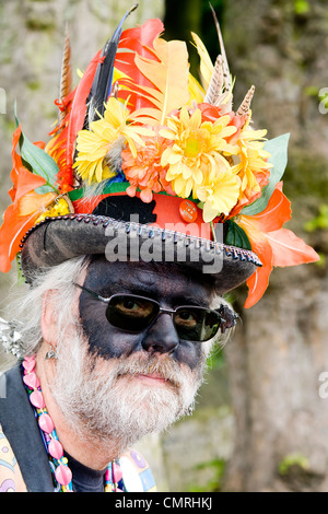 Porträt eines traditionellen schwarzen konfrontiert Morris Tänzer, mit einem bunten Hut bei Bakewell Day des Tanzes Stockfoto