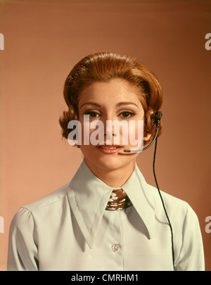 1960S 1970S PORTRAIT FRAU TELEFON BETREIBER REZEPTION BÜRO ARBEITER TRAGEN-HEADSET Stockfoto