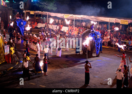 Beginn der jährlichen Esala Perahera Festival und Prozession, Kandy, Sri Lanka, von der Königin Hotelbalkon aus gesehen Stockfoto