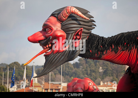 Carnaval de Nice 2012. Cartoon-Bildnis des Teufels während Karnevalsumzug. 124600 Nice Karneval Stockfoto