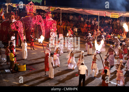 Beginn der jährlichen Esala Perahera Festival und Prozession, Kandy, Sri Lanka, von der Königin Hotelbalkon aus gesehen Stockfoto