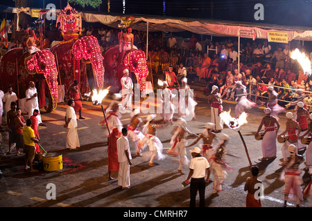 Beginn der jährlichen Esala Perahera Festival und Prozession, Kandy, Sri Lanka, von der Königin Hotelbalkon aus gesehen Stockfoto