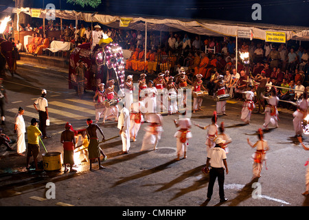 Beginn der jährlichen Esala Perahera Festival und Prozession, Kandy, Sri Lanka, von der Königin Hotelbalkon aus gesehen Stockfoto