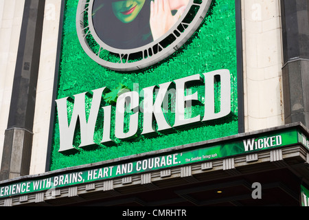 Nahaufnahme der Victoria Apollo Theatre außen mit Zeichen von Wicked, die mit langer Laufzeit musikalische. London, UK Stockfoto