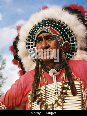 PORTRÄT VON SIOUX INDIANERHÄUPTLING GROßE WOLKE KOPFSCHMUCK NATIVE AMERICAN OUTDOOR Stockfoto