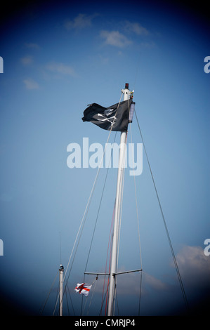 Piraten-Totenkopf-Flagge vom mast Stockfoto