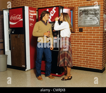 1980ER JAHREN TEENAGER MÄDCHEN STEHEN AUF SODA-AUTOMATEN Stockfoto