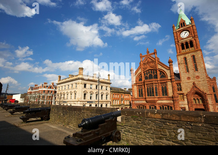 Derrys Wände und die Guildhall Derry City County Londonderry Nordirland Großbritannien. Stockfoto