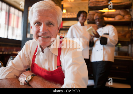 Kaukasischen Kellner im Restaurant sitzen Stockfoto