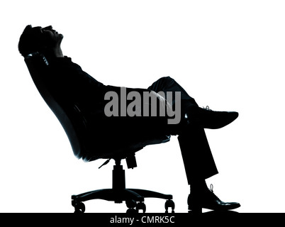 eine kaukasische Geschäftsmann Entspannung denken, sitzen im Sessel Silhouette voller Länge im Studio isoliert auf weißem Hintergrund Stockfoto