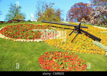 Berühmten Blumenuhr mit vielen Farben und Brunnen hinter in Genf, Schweiz Stockfoto