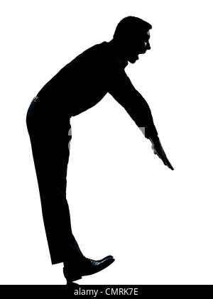 ein kaukasischer Business Mann eine lustige Übung Ausgleich stehen Silhouette voller Länge im Studio isoliert auf weißem Hintergrund Stockfoto
