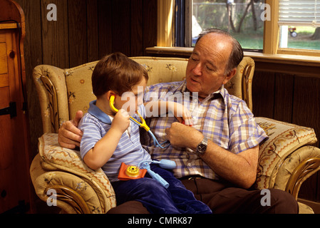 ENKEL PRÜFUNG GROßVATER MIT SPIELZEUG STETHOSKOP Stockfoto