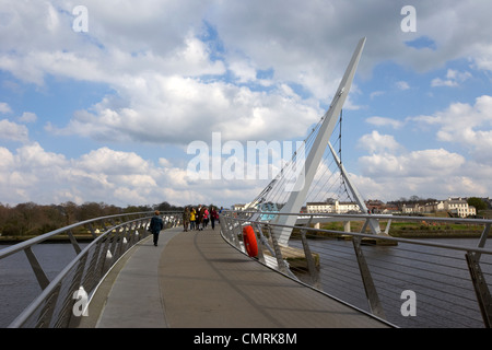 neue Friedensbrücke in Derry City County Londonderry Nordirland Großbritannien. Stockfoto