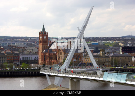 neue Friedensbrücke in Derry City County Londonderry Nordirland Großbritannien. Stockfoto