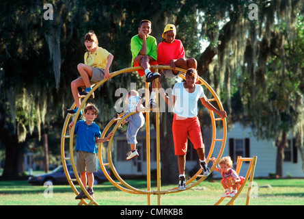 MULTI-ETHNISCHEN-JUNGEN UND MÄDCHEN AUF SPIELPLATZ Stockfoto