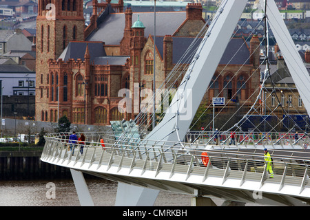 der neue Frieden Brücke in Derry City County Londonderry Nordirland Großbritannien Pers. Stockfoto