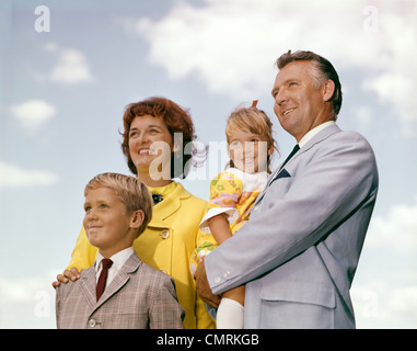 FAMILIE PORTRAIT VATER MUTTER TOCHTER SOHN OUTDOOR-1960ER JAHRE Stockfoto