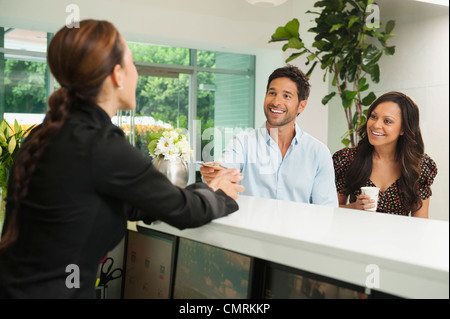 Paar, Hotel Check-in Stockfoto