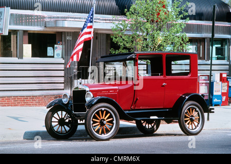 1990ER JAHREN RESTAURIERT 1926 FORD MODELL T VOR RESTAURIERTEN ALTEN EDELSTAHL DINER EIGENTUMSWOHNUNGEN NEW JERSEY USA Stockfoto