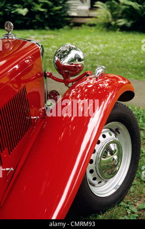 VORDERRAD-KOTFLÜGEL UND REIFEN ROTEN MG Stockfoto