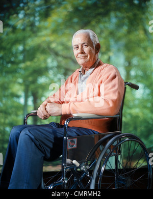 1970 1970S RETRO-ZUSAMMENGESETZTES BILD LÄCHELND SENIOR ÄLTERER MANN SITZT IM ROLLSTUHL IM WALD NATUR IM FREIEN Stockfoto
