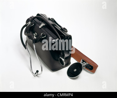 1960 DER 1960ER JAHRE 1970 1970ER JAHRE TASCHE RETRO-STILLLEBEN SCHWARZ LEDER ÄRZTE STETHOSKOP UNTERSUCHUNG SPIEGEL HAUSBESUCHE Stockfoto