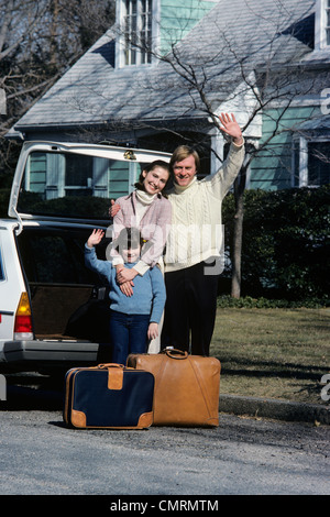 1980 1980S RETRO-FAMILIE MUTTER VATER SOHN REISE URLAUB AUTO GEPÄCK WELLE Stockfoto