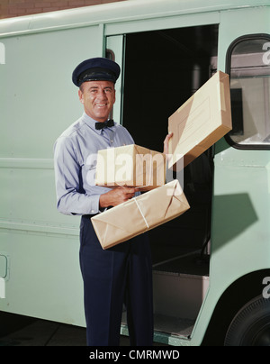 LIEFERUNG LKW-FAHRER PAKETE BOWTIE CAP BOXEN RETRO-1950 1950S Stockfoto