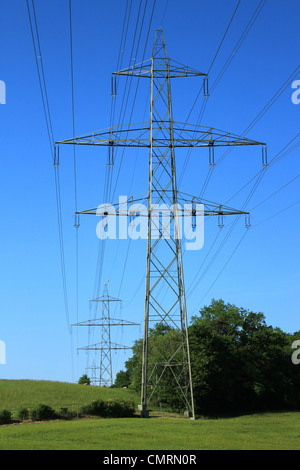 Elektrische Masten in einer wunderschönen Landschaft und mit blauem Himmel Stockfoto