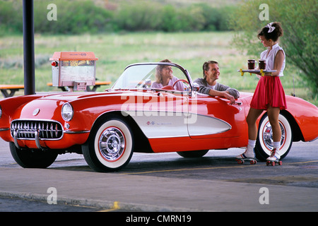 1960 DER 1960ER JAHRE 1980 1980ER JAHRE RETRO PAAR EINFAHREN KELLNERIN ROLLSCHUHE SERVER GRANBY COLORADO Stockfoto